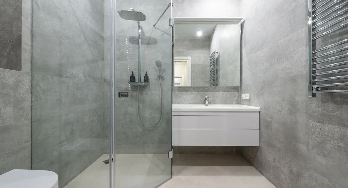 Une salle de bain aux lignes claires