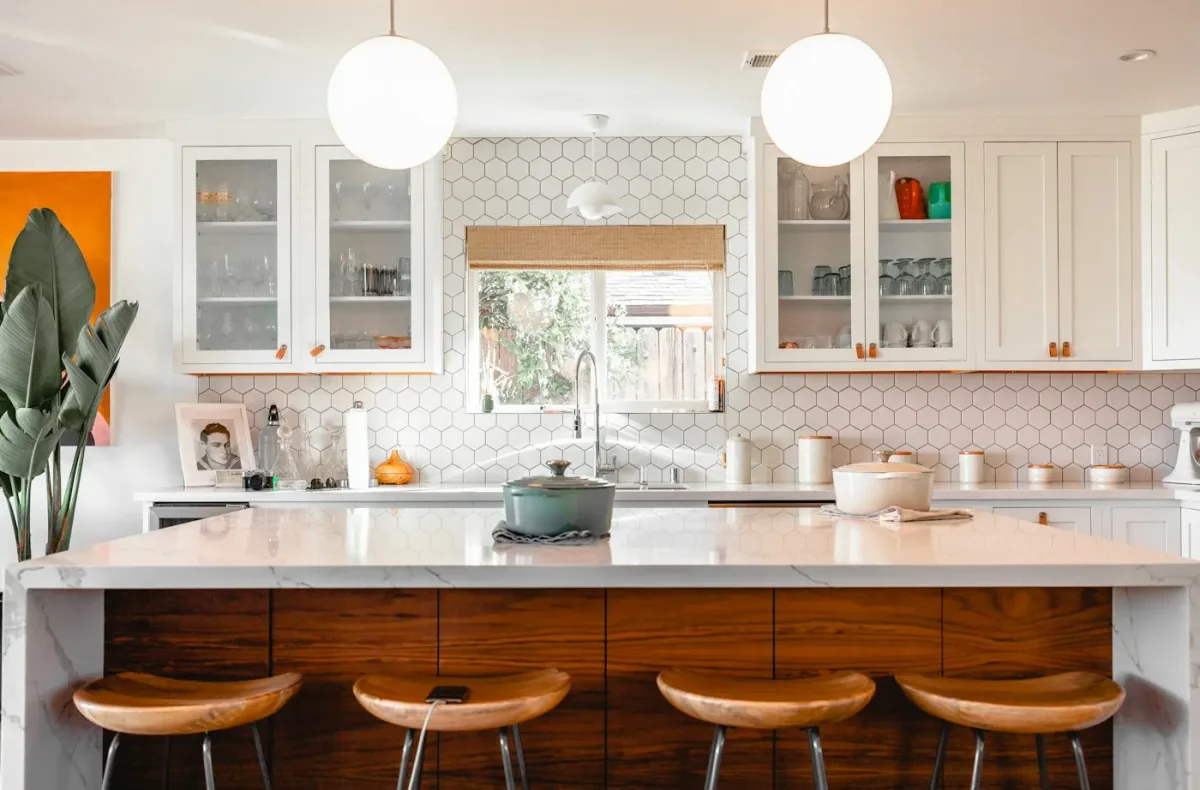 Cuisine blanche et bois : gagnez en clarté